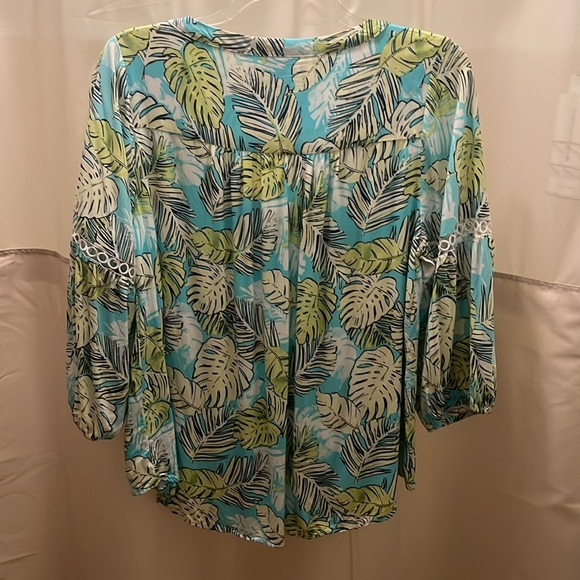 Crown & Ivy Lt Aqua tropical print peasant mid sleeve blouse, 1X preowned - Picture 3 of 5